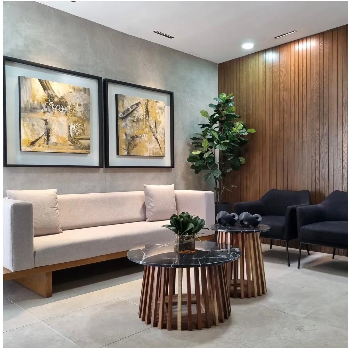 Sala de espera con mobiliario sobrio